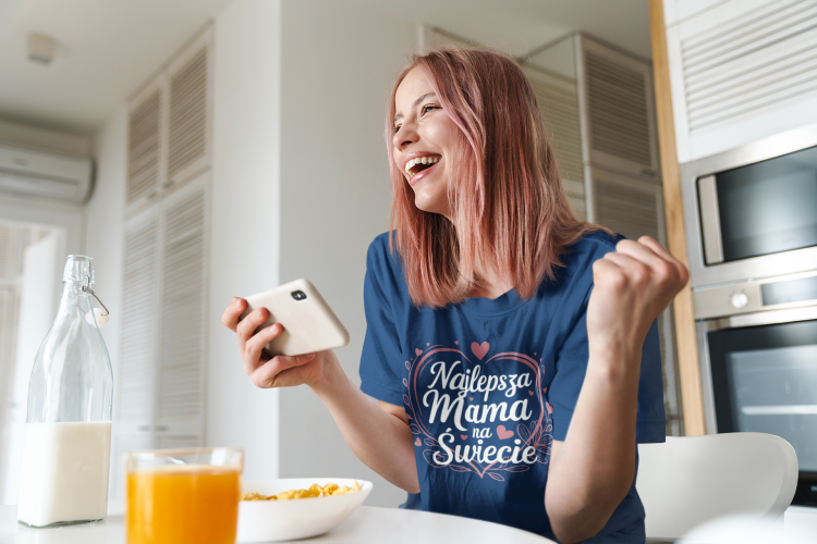 KOSZULKA dla Mamy na Dzień Matki z napisem Najlepsza Mama na Świecie kolor granatowy (3).png