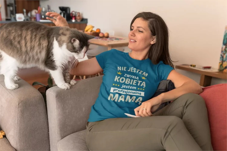 KOSZULKA dla Mamy na Dzień Matki z napisem Nie jestem zwykłą kobietą jestem profesjonalną MAMĄ kolor petrol (1).webp