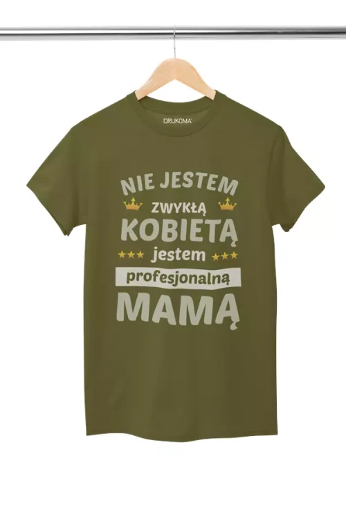 KOSZULKA dla Mamy na Dzień Matki z napisem Nie jestem zwykłą kobietą jestem profesjonalną MAMĄ kolor khaki  (3).webp