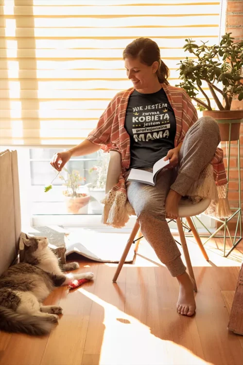 KOSZULKA dla Mamy na Dzień Matki z napisem Nie jestem zwykłą kobietą jestem profesjonalną MAMĄ kolor czarny (7).webp