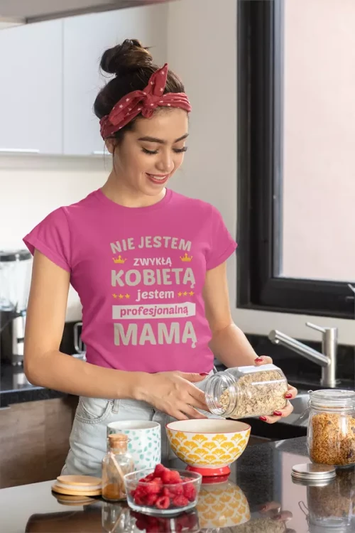 KOSZULKA dla Mamy na Dzień Matki z napisem Nie jestem zwykłą kobietą jestem profesjonalną MAMĄ kolor różowy (6).webp