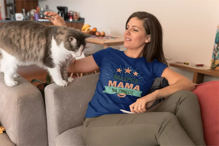 KOSZULKA dla Mamy na Dzień Matki z napisem Najlepsza mama na świecie kolor granatowy (3).webp