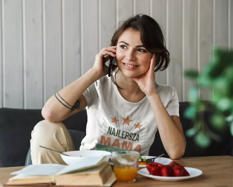 KOSZULKA dla Mamy na Dzień Matki z napisem Najlepsza mama na świecie kolor biały (6).webp