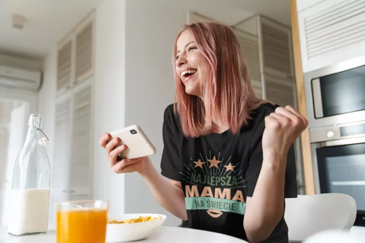 KOSZULKA dla Mamy na Dzień Matki z napisem Najlepsza mama na świecie kolor czarny  (9).webp