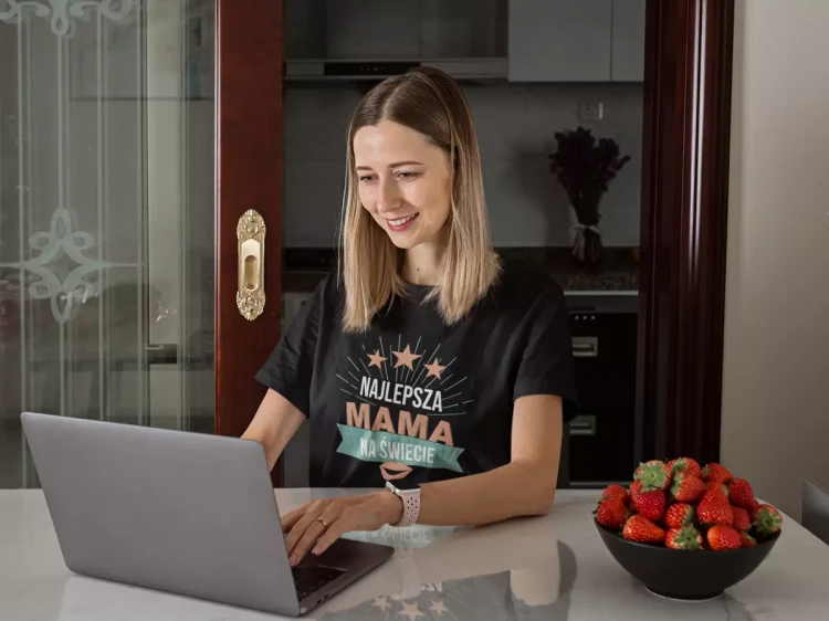 KOSZULKA dla Mamy na Dzień Matki z napisem Najlepsza mama na świecie kolor czarny  (13).webp