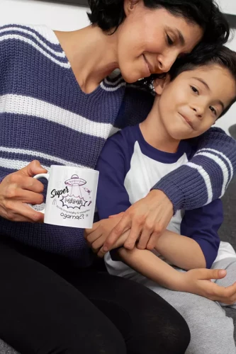 KOSZULKA Z KUBKIEM dla Mamy na Dzień Matki z kolorowym nadrukiem Super Mama, bo kto inny mógłby to ogarnąć kolor biały (5).webp