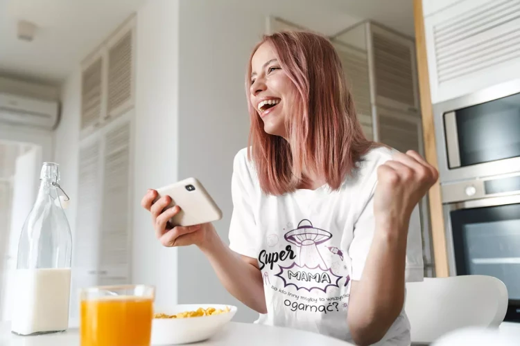 KOSZULKA dla Mamy na Dzień Matki z napisem Super MAMA bo kto inny mógłby to wszystko ogarnąć kolor biały (7).webp