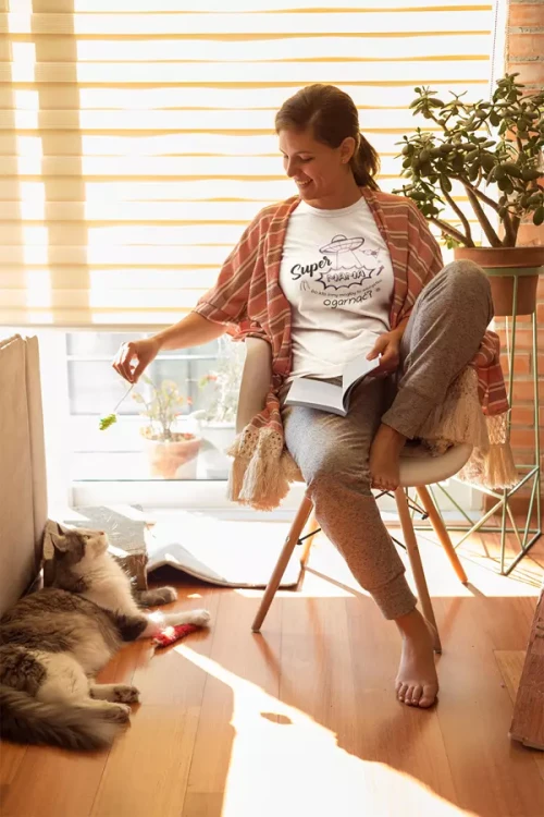 KOSZULKA dla Mamy na Dzień Matki z napisem Super MAMA bo kto inny mógłby to wszystko ogarnąć kolor biały (2).webp