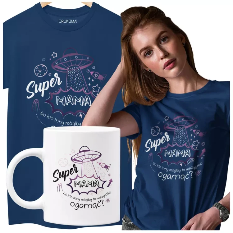 KOSZULKA Z KUBKIEM dla Mamy na Dzień Matki z kolorowym nadrukiem Super Mama, bo kto inny mógłby to ogarnąć kolor granatowy.webp
