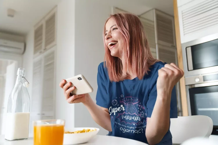 KOSZULKA dla Mamy na Dzień Matki z napisem Super MAMA bo kto inny mógłby to wszystko ogarnąć kolor granatowy (6).webp