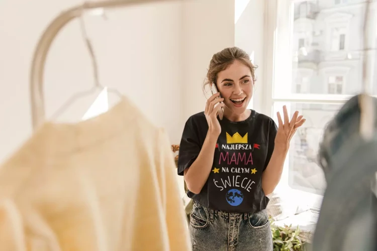 Zestaw koszulek z kolorowym nadrukiem dla rodziców na prezent koszulka dla mamy i taty najlepsza MAMA na całym świecie najlepszy TATA na całym świecie kolor czarny (7).webp