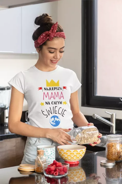 KOSZULKA dla Mamy na Dzień Matki z napisem Najlepsza mama na całym świecie kolor biały (1).webp