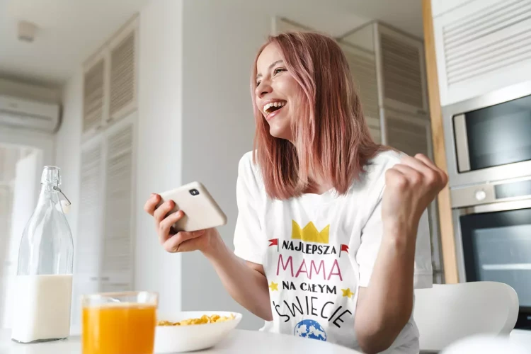 KOSZULKA dla Mamy na Dzień Matki z napisem Najlepsza mama na całym świecie kolor biały (5).webp