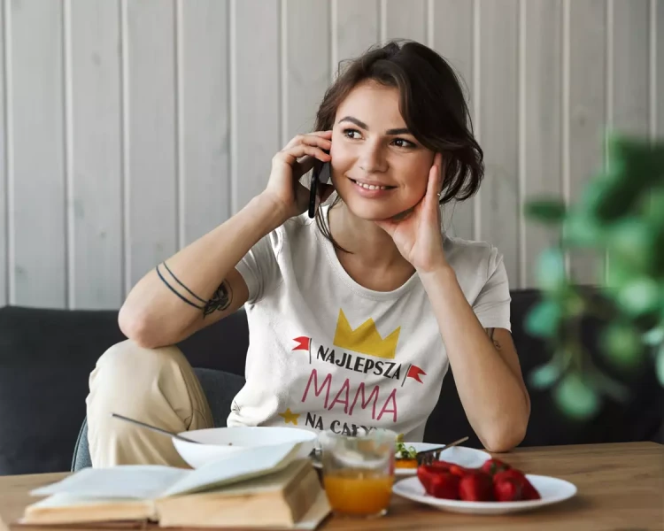KOSZULKA dla Mamy na Dzień Matki z napisem Najlepsza mama na całym świecie kolor biały (6).webp