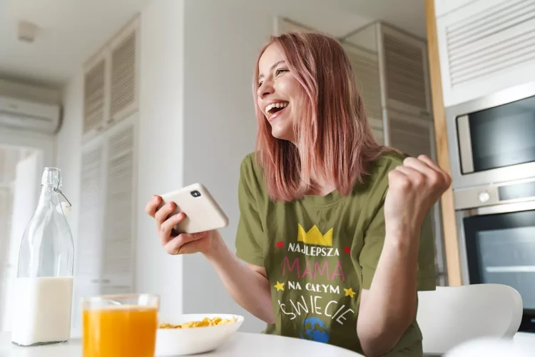 KOSZULKA dla Mamy na Dzień Matki z napisem Najlepsza mama na całym świecie kolor khaki (5).webp