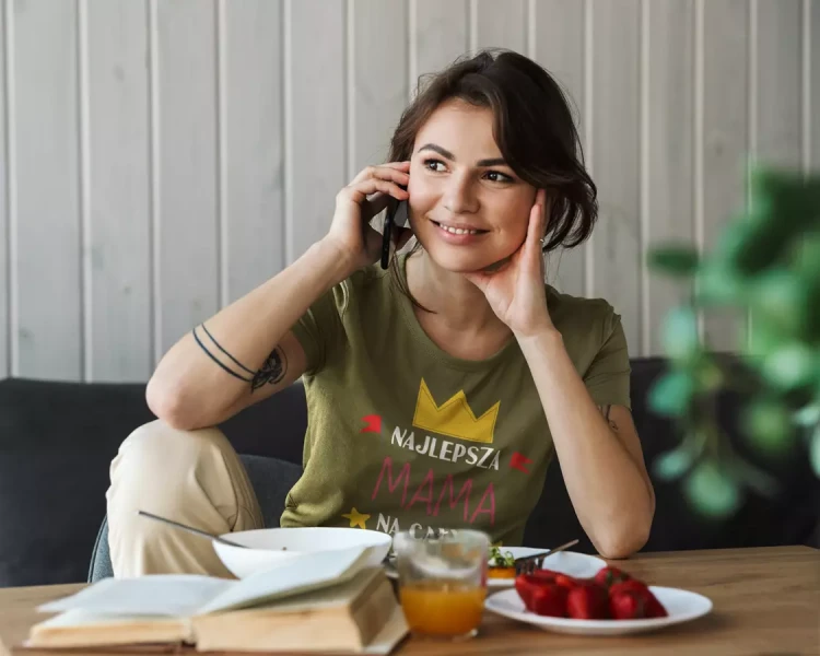 KOSZULKA dla Mamy na Dzień Matki z napisem Najlepsza mama na całym świecie kolor khaki (6).webp
