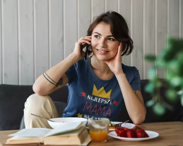 KOSZULKA dla Mamy na Dzień Matki z napisem Najlepsza mama na całym świecie kolor granatowy  (6).webp