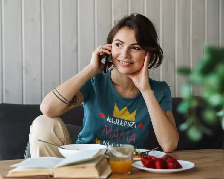 KOSZULKA dla Mamy na Dzień Matki z napisem Najlepsza mama na całym świecie kolor petrol (5).webp