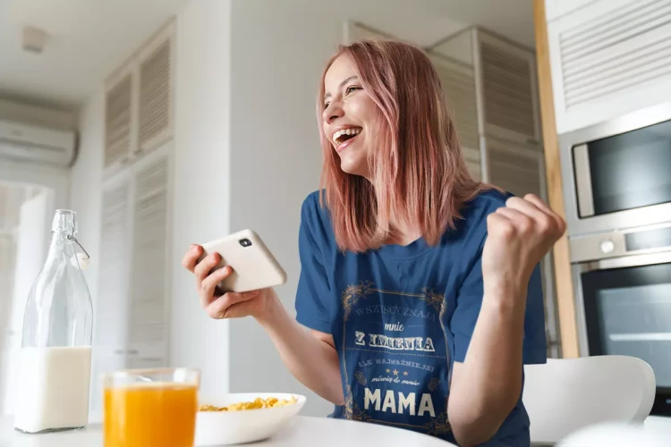 KOSZULKA Z KUBKIEM dla Mamy na Dzień Matki Wszyscy znają mnie z imienia ale najważniejsi mówią do mnie mama kolor granatowy.webp