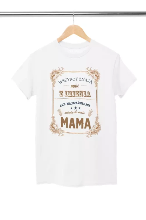 KOSZULKA dla Mamy na Dzień Matki z napisem Wszyscy znają mnie z imienia kolor biały (3).webp