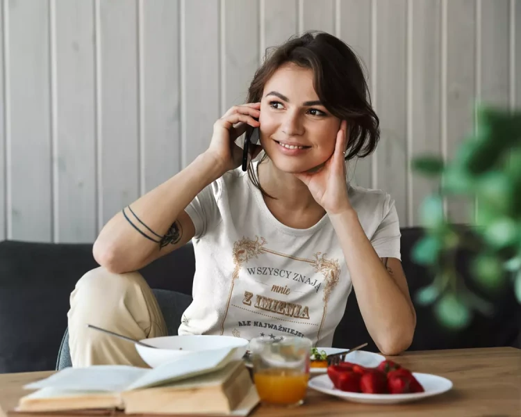 KOSZULKA dla Mamy na Dzień Matki z napisem Wszyscy znają mnie z imienia kolor biały (6).webp
