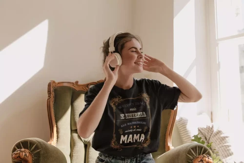 KOSZULKA dla Mamy na Dzień Matki z napisem Wszyscy znają mnie z imienia kolor czarny (4).webp