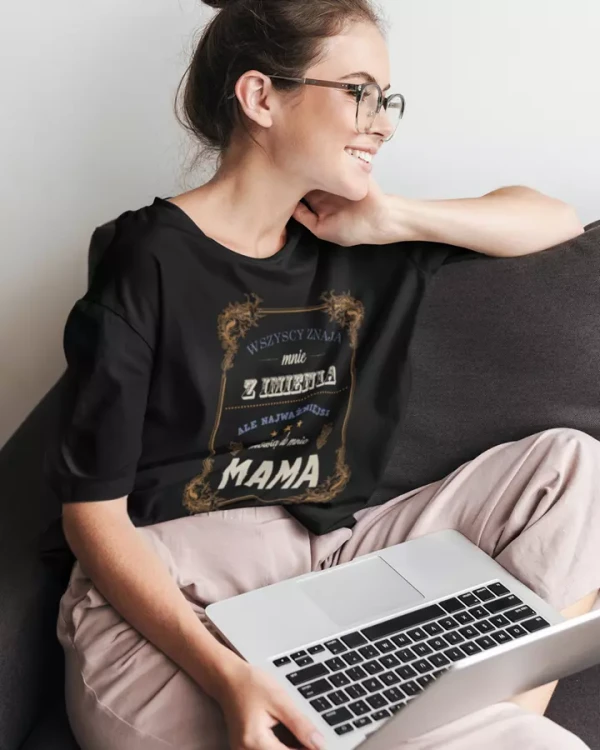 KOSZULKA dla Mamy na Dzień Matki z napisem Wszyscy znają mnie z imienia kolor czarny (5).webp