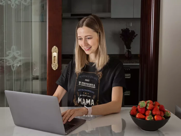 KOSZULKA dla Mamy na Dzień Matki z napisem Wszyscy znają mnie z imienia kolor czarny (1).webp
