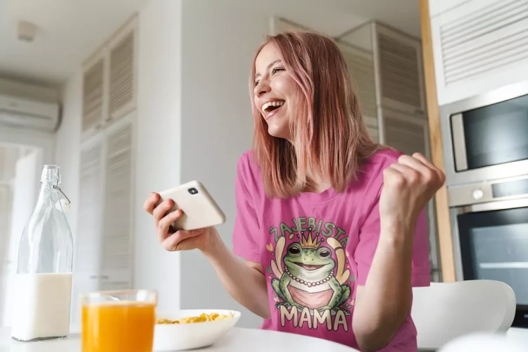 KOSZULKA dla Mamy na Dzień Matki z żabą z napisem ŻAJEBISTA MAMA kolor różowy  (5).webp