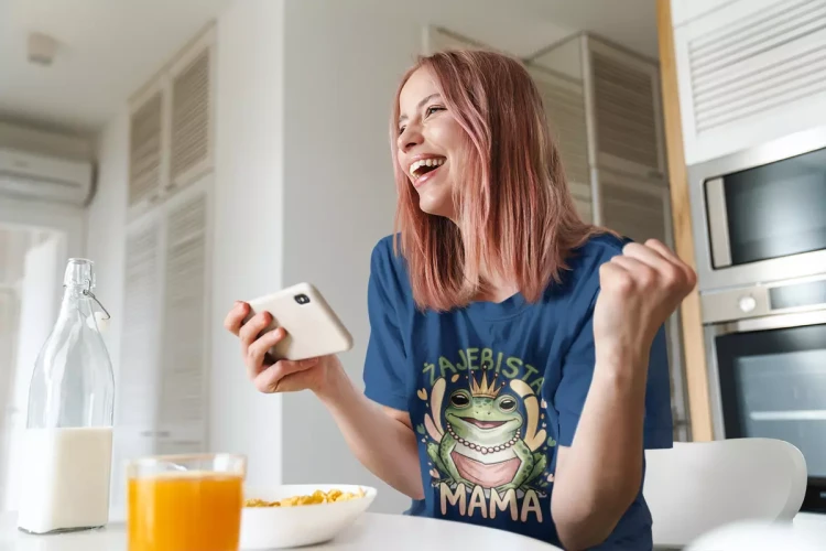 KOSZULKA dla Mamy na Dzień Matki z dinozaurem z napisem MAMOZAUR kolor granatowy (5).webp