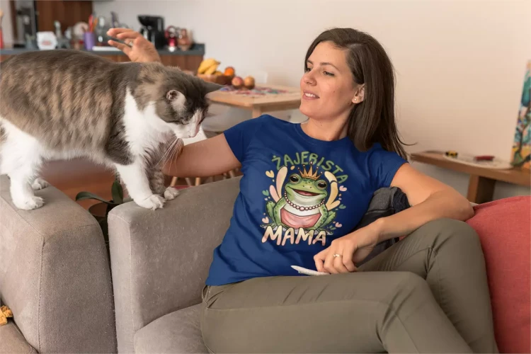 KOSZULKA dla Mamy na Dzień Matki z dinozaurem z napisem MAMOZAUR kolor granatowy (1).webp