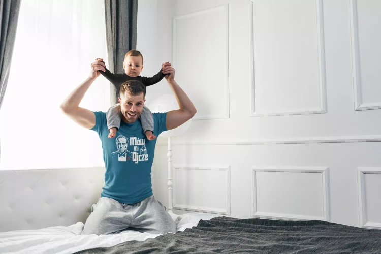 Koszulka dla Taty Filmowy Upominek Dzień Ojca Mów mi Ojcze Ojciec Chrzestny (1).webp