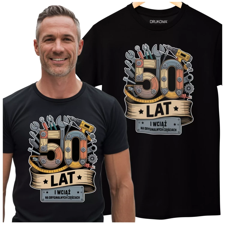 Koszulka na 50 LAT pięćdziesiątkę, urodziny z napisem 50 LAT i wciąż na oryginalnych częściach kolor czarny (4).webp
