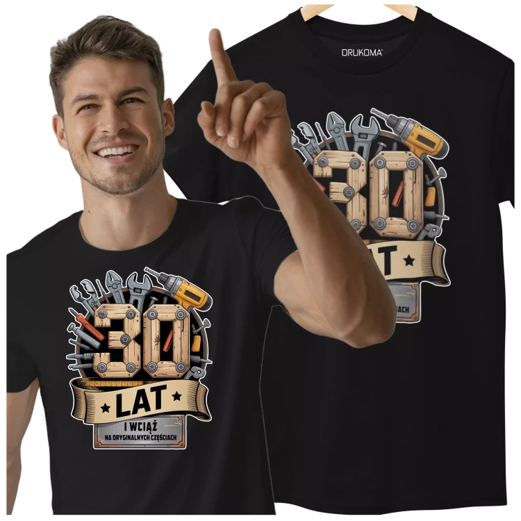 Koszulka na 30 TRZYDZIESTE urodziny z napisem 30 LAT i wciąż na oryginalnych częściach kolor czarny (2).webp