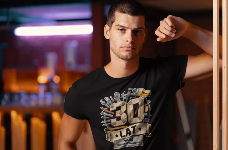 Koszulka na 30 TRZYDZIESTE urodziny z napisem 30 LAT i wciąż na oryginalnych częściach kolor czarny (4).webp