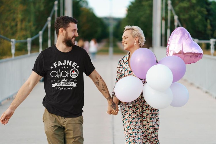 KOSZULKA NA DZIEŃ CHŁOPAKA PREZENT DLA CHŁOPAKA Z NAPISEM AJNE CIACHO, ALE JUŻPOLIZANE I ZAKLEPANE KOLOR CZARNY (4).jpg