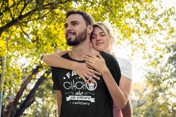 KOSZULKA NA DZIEŃ CHŁOPAKA PREZENT DLA CHŁOPAKA Z NAPISEM AJNE CIACHO, ALE JUŻPOLIZANE I ZAKLEPANE KOLOR CZARNY (7).jpg