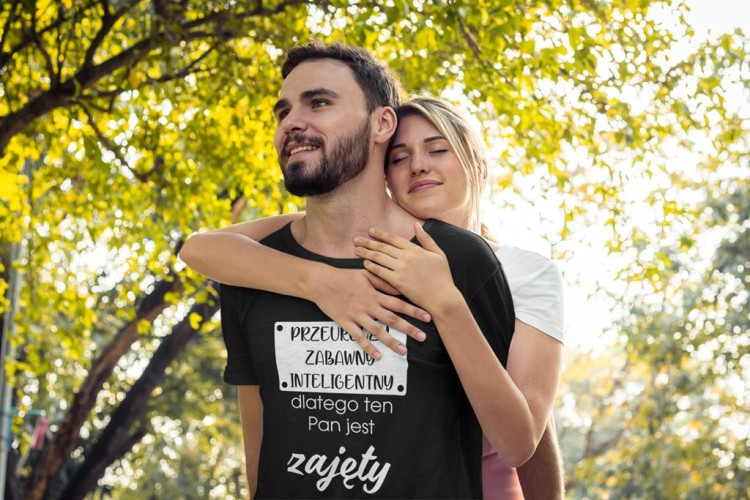 KOSZULKA NA DZIEŃ CHŁOPAKA PREZENT DLA CHŁOPAKA Z NAPISEM Przeuroczy zabawny inteligentny dlatego ten Pan jest zajęty KOLOR CZARNY (2).jpg