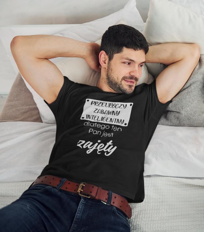 KOSZULKA NA DZIEŃ CHŁOPAKA PREZENT DLA CHŁOPAKA Z NAPISEM Przeuroczy zabawny inteligentny dlatego ten Pan jest zajęty KOLOR CZARNY (5).jpg