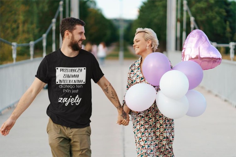 KOSZULKA NA DZIEŃ CHŁOPAKA PREZENT DLA CHŁOPAKA Z NAPISEM Przeuroczy zabawny inteligentny dlatego ten Pan jest zajęty KOLOR CZARNY (6).jpg