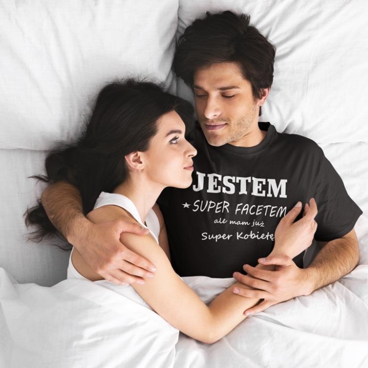 KOSZULKA NA DZIEŃ CHŁOPAKA PREZENT DLA CHŁOPAKA Z NAPISEM JESTEM SUPER FACETEM ALE MAM JUŻ SUPER KOBIETĘ KOLOR CZARNY (5).jpg