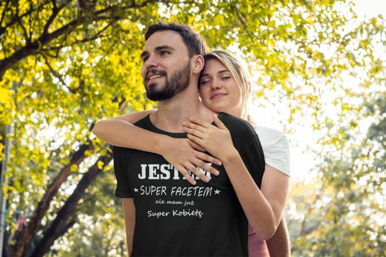 KOSZULKA NA DZIEŃ CHŁOPAKA PREZENT DLA CHŁOPAKA Z NAPISEM JESTEM SUPER FACETEM ALE MAM JUŻ SUPER KOBIETĘ KOLOR CZARNY (6).jpg