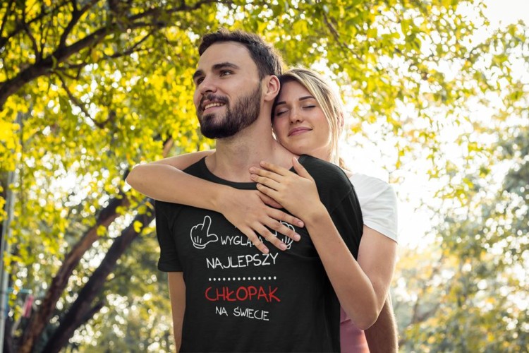 KOSZULKA NA DZIEŃ CHŁOPAKA PREZENT DLA CHŁOPAKA Z NAPISEM Tak wygląda najlepszy chłopak na świecie KOLOR CZARNY (2).jpg