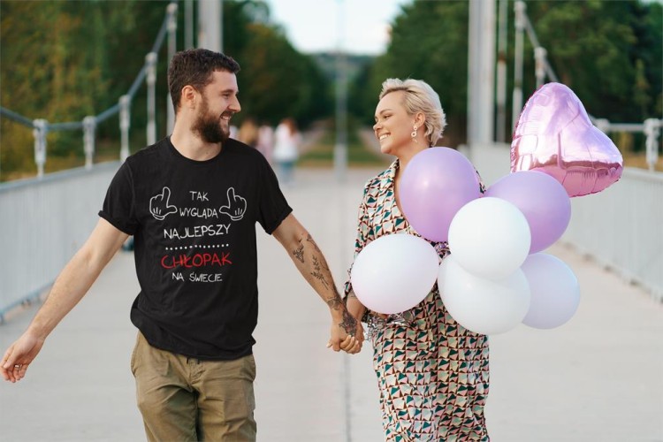 KOSZULKA NA DZIEŃ CHŁOPAKA PREZENT DLA CHŁOPAKA Z NAPISEM Tak wygląda najlepszy chłopak na świecie KOLOR CZARNY (6).jpg