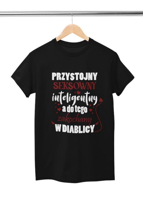 Koszulka dla Chłopaka modny prezent na Walentynki lub Urodziny stylowa koszulka z napisem Przystojny, seksowny, inteligentny, a do tego zakochany w diablicy (3).jpg