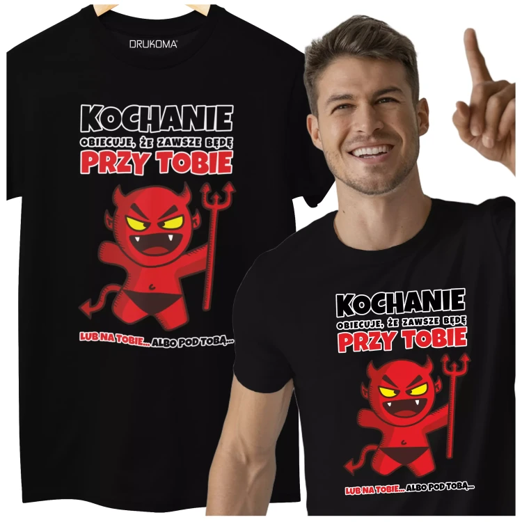 KOSZULKA NA DZIEŃ CHŁOPAKA PREZENT DLA CHŁOPAKA Z NAPISEM Kochanie obiecuje, że zawsze będę przy tobie lub na tobie... albo pod tobą... KOLOR CZARNY.webp