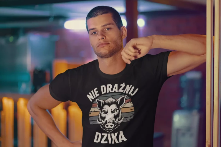 KOSZULKA NA DZIEŃ CHŁOPAKA PREZENT DLA CHŁOPAKA Z NAPISEM NIE DRAŻNIJ DZIKA (1).webp