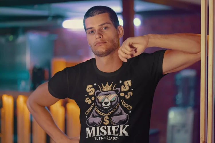 KOSZULKA NA DZIEŃ CHŁOPAKA PREZENT DLA CHŁOPAKA Z NAPISEM MISIEK TU RZĄDZI (1).webp
