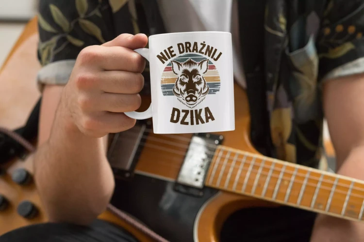 KUBEK NA DZIEŃ CHŁOPAKA PREZENT DLA CHŁOPAKA Z NAPISEM NIE DRAŻNIJ DZIKA (3).webp