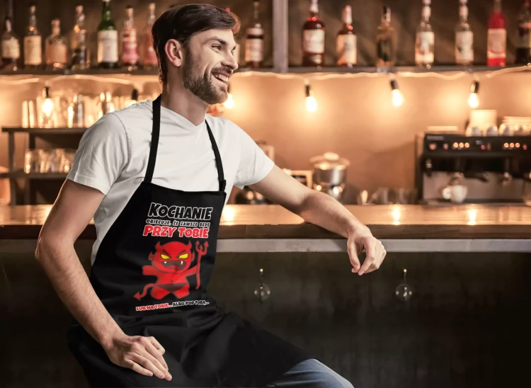 FARTUCH NA DZIEŃ CHŁOPAKA PREZENT DLA CHŁOPAKA Z NAPISEM Kochanie obiecuje, że zawsze będę przy tobie lub na tobie... albo pod tobą.. (1).webp